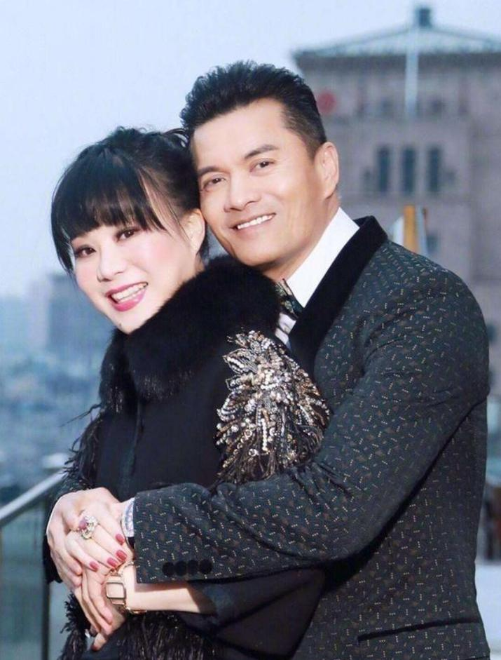 回顾杨小娟嫁三婚演员吕良伟婚后生一子现在过得幸福美满