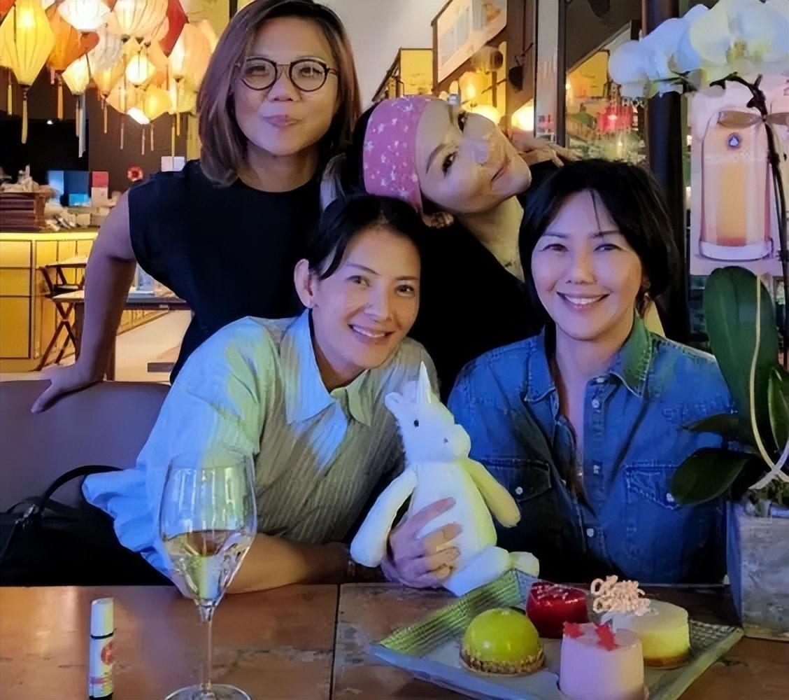 回顾歌手孙燕姿嫁普通丈夫婚后连生二胎一家四口其乐融融