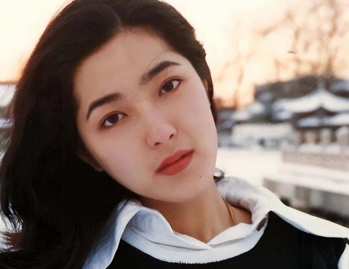 回顾曾黎父亲离世是她的遗憾家庭破碎的阴影让她至今单身