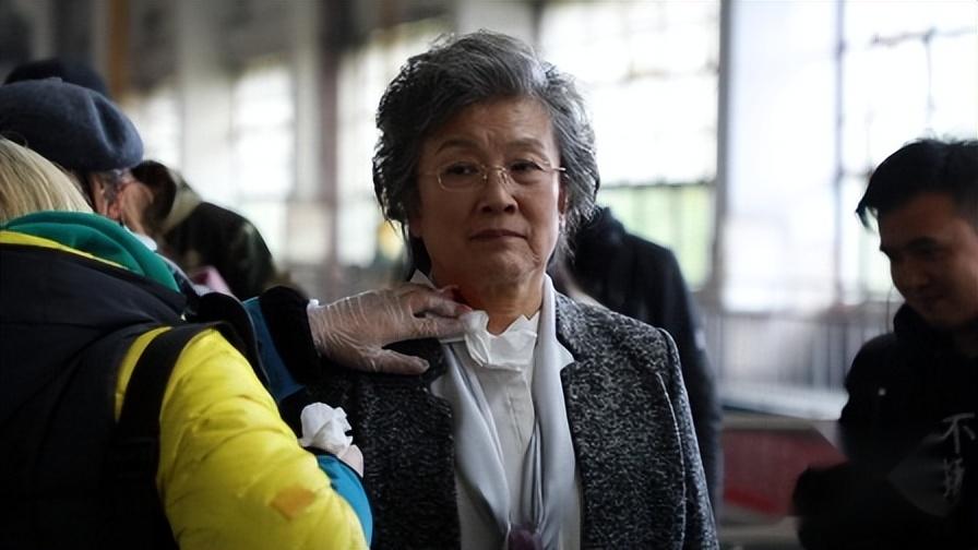 回顾著名演员宋春丽我这辈子正确的决定就是在61岁做了妈妈