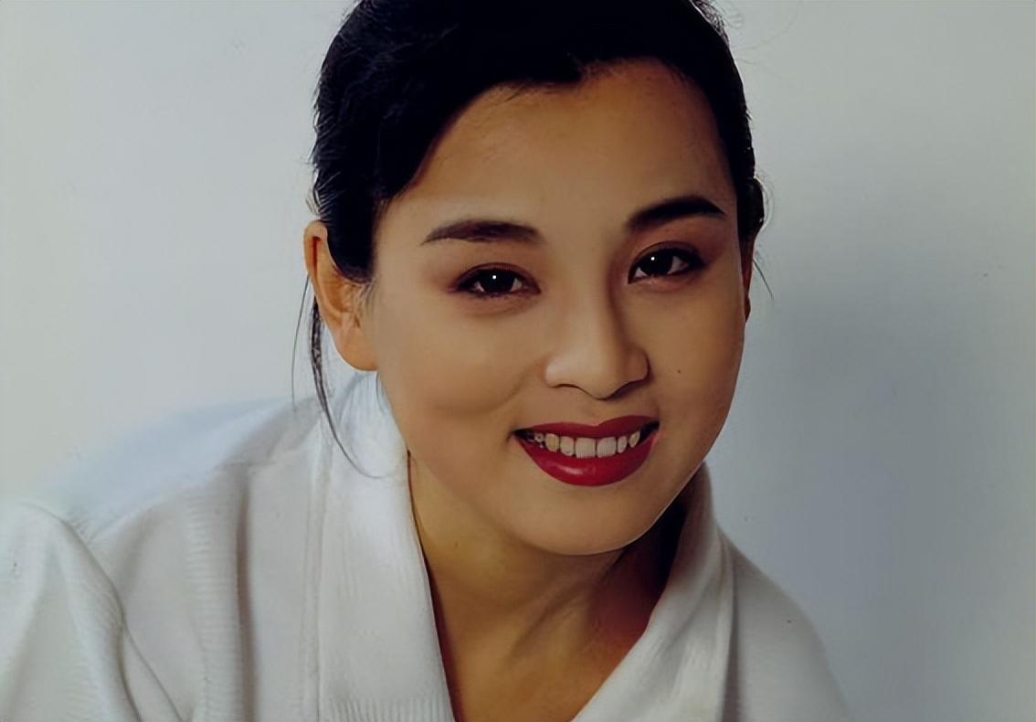 回顾演员赵明明刚出产房就被离婚单亲妈妈23年风光背后有眼泪