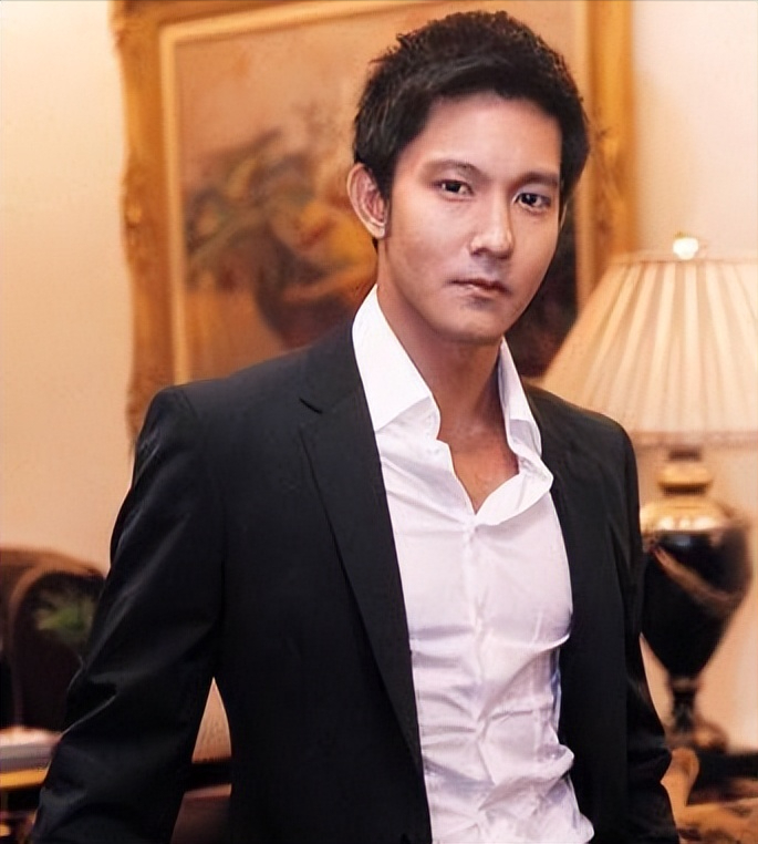 尖嘴猴腮别硬凹演富豪角色5位男明星站那就是人间富贵竹