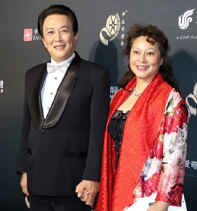 回顾唐国强家人相继离世如今的我不敢老去还要照顾老母亲