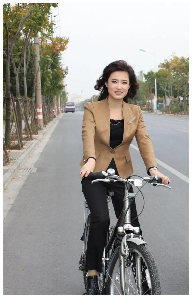 回顾央视主持人桑晨曾因身材高挑落选舞蹈学院如今成人生赢家