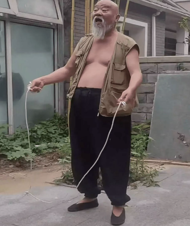 回顾演员李琦每天2包烟顿顿8两酒不顾医生劝诫如今怎样了