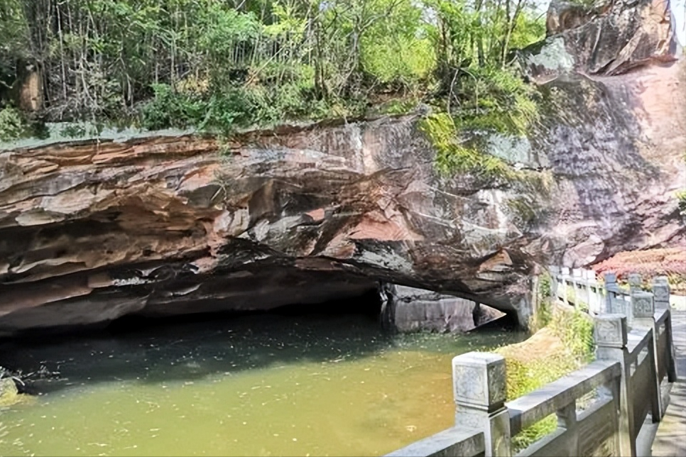 1992年浙江村民钓37斤大鱼怀疑水下有怪抽干潭水后现千年宫殿