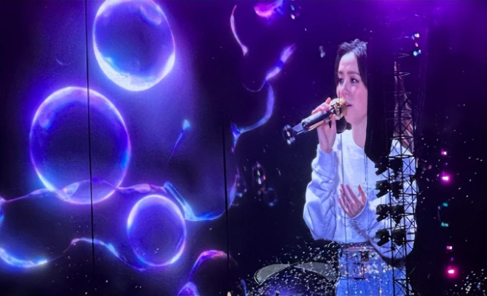 回顾邓紫棋演唱会发挥很好观众好评高婚纱造型引热议