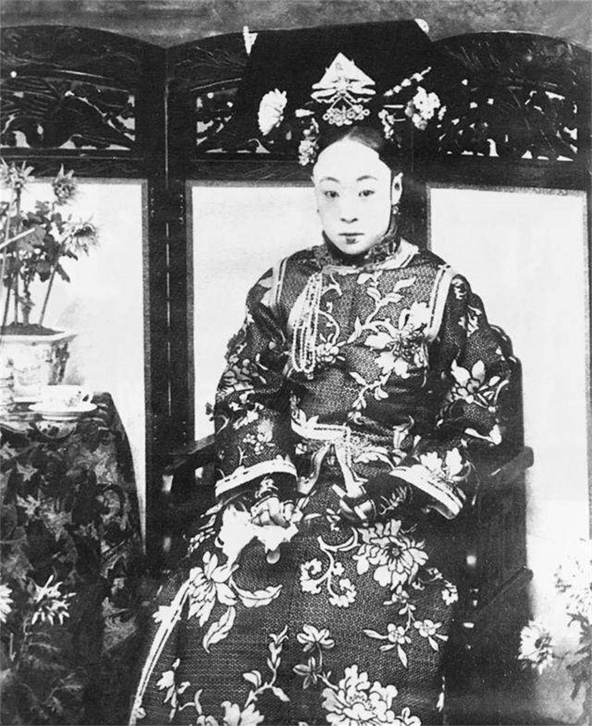 瓜尔佳氏也是清朝大姓,为何没有出过皇后?多次与后位擦肩而过