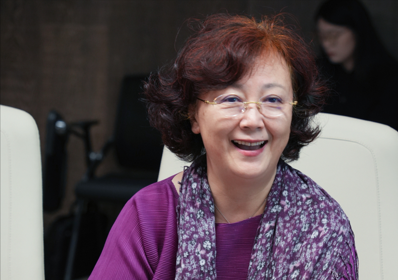 回顾看到67岁赵静老年期打扮才发现直面衰老比刻意扮嫩更美