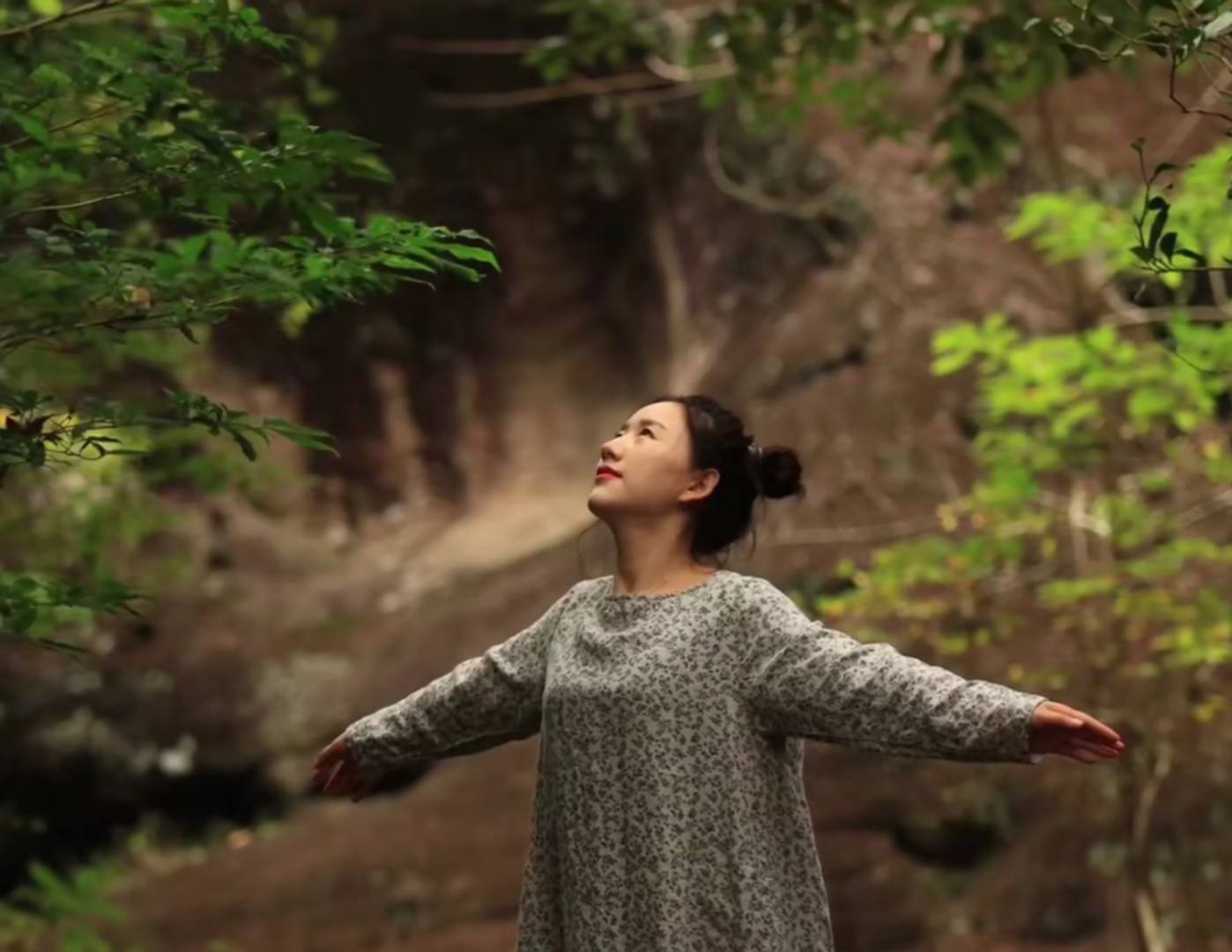 2018年,沈丹带着女儿,在出租车上,望着窗外掠过的风景,沈丹百感交集