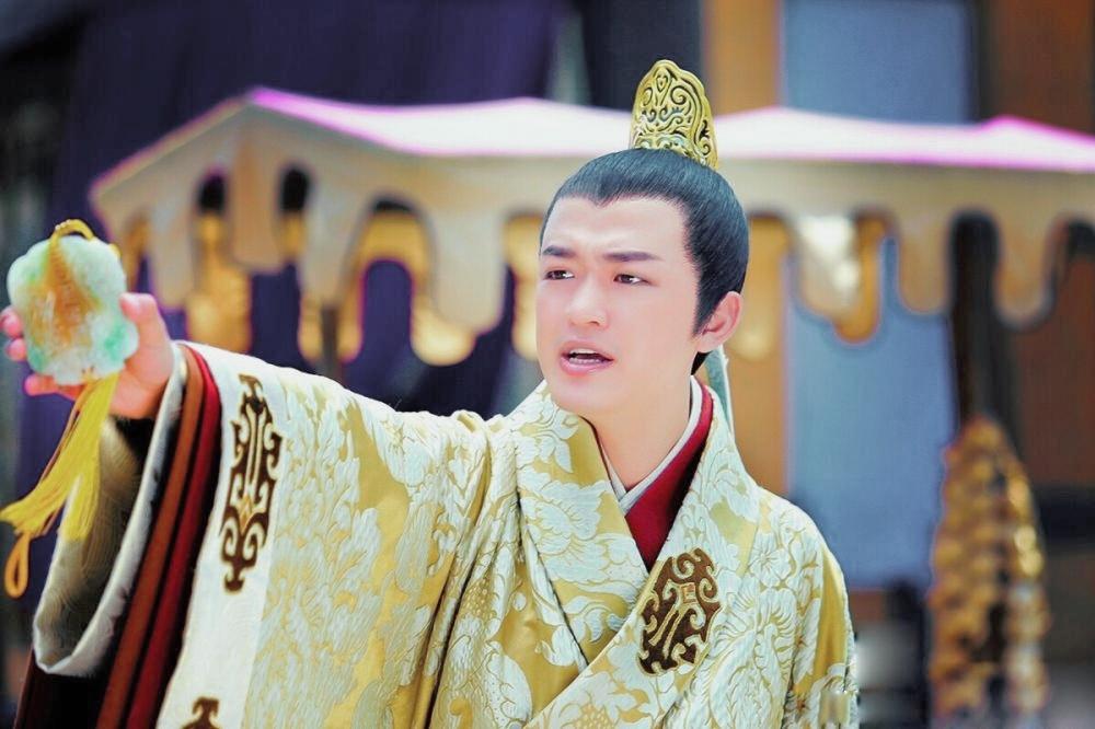 刘贺在辈分上是昭帝和上官皇后的侄子,入嗣后实为嗣子.