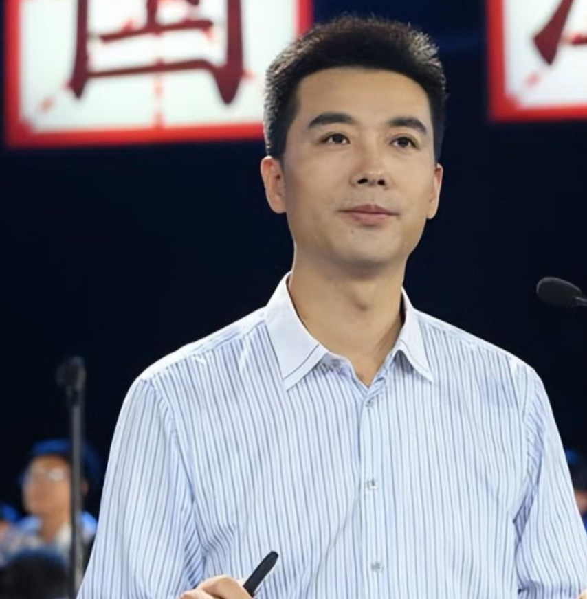 回顾央视主播郭志坚27岁进央视工作25年妻子身份至今是谜