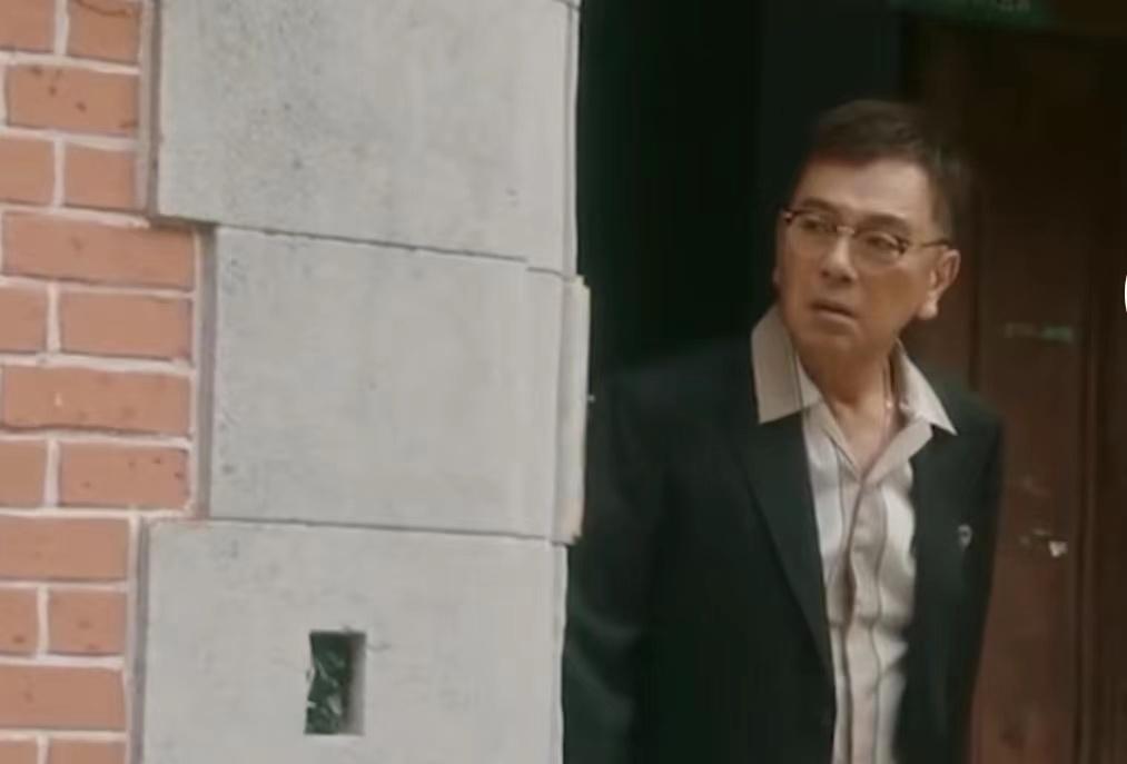 在《流金岁月》中,他和同样饰演富豪的陈道明飙戏,精彩绝伦.