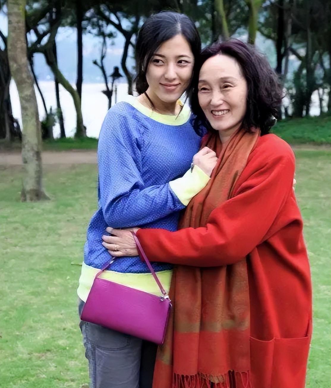 回顾曾黎父亲离世是她的遗憾家庭破碎的阴影让她至今单身