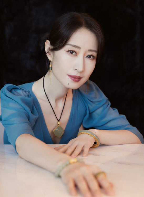 刚一进校园,刘敏涛就拥有了一个绰号,同学们都叫她"小巩俐",原因是