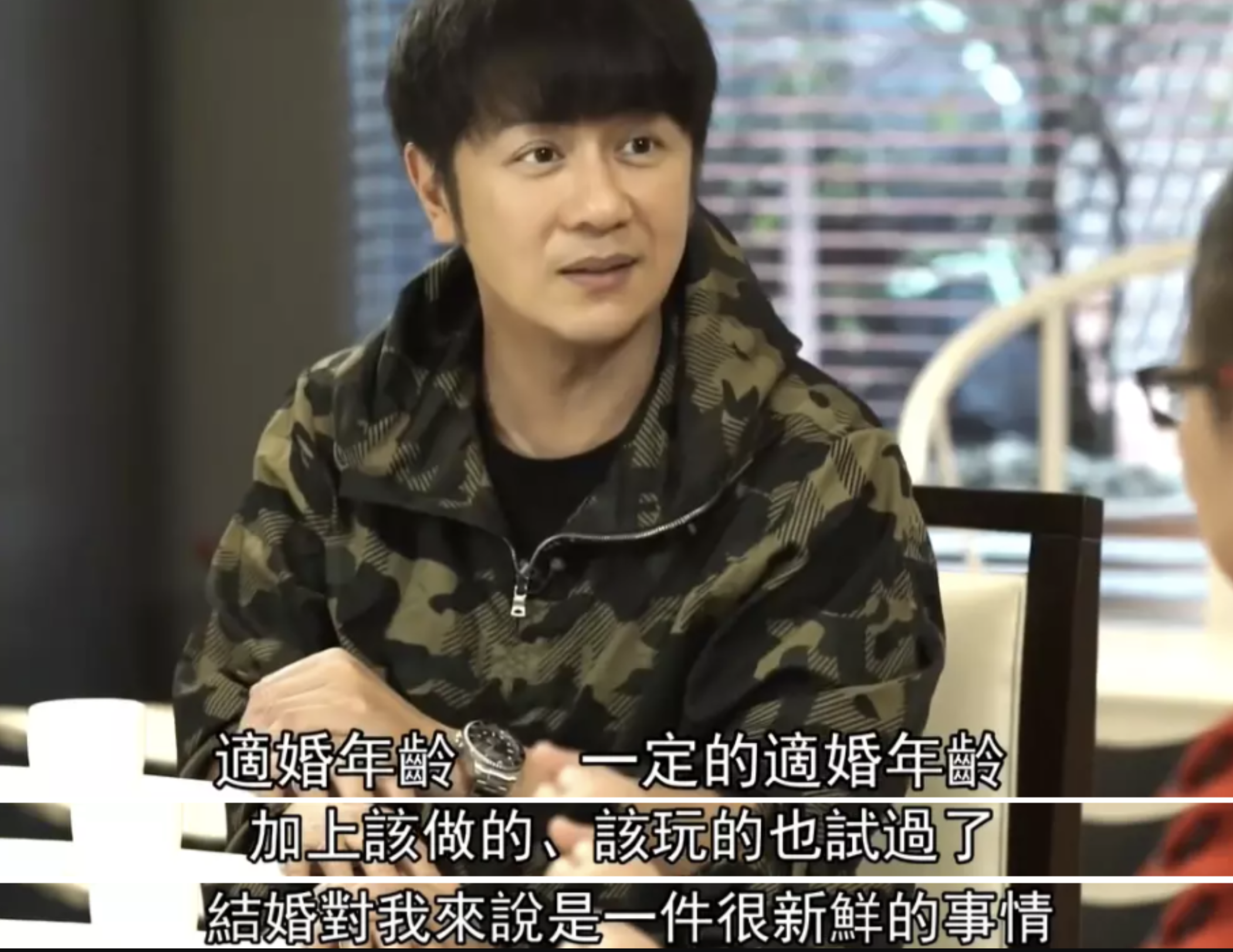 这个时候,去往欧洲游玩的陈浩民和蒋丽莎相识了,他出口就是"我想和你