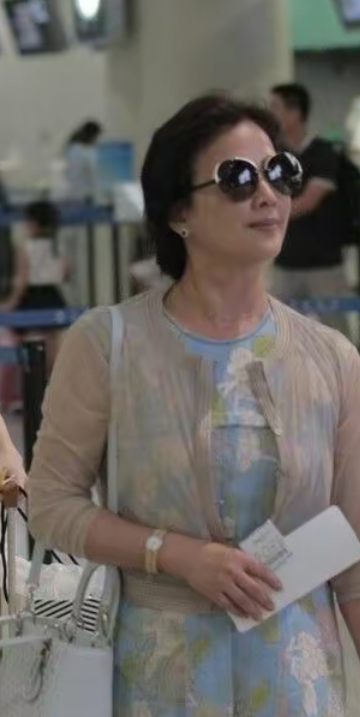 回顾刘亦菲的妈妈刘晓莉两婚两离至今单身长得比女儿还美