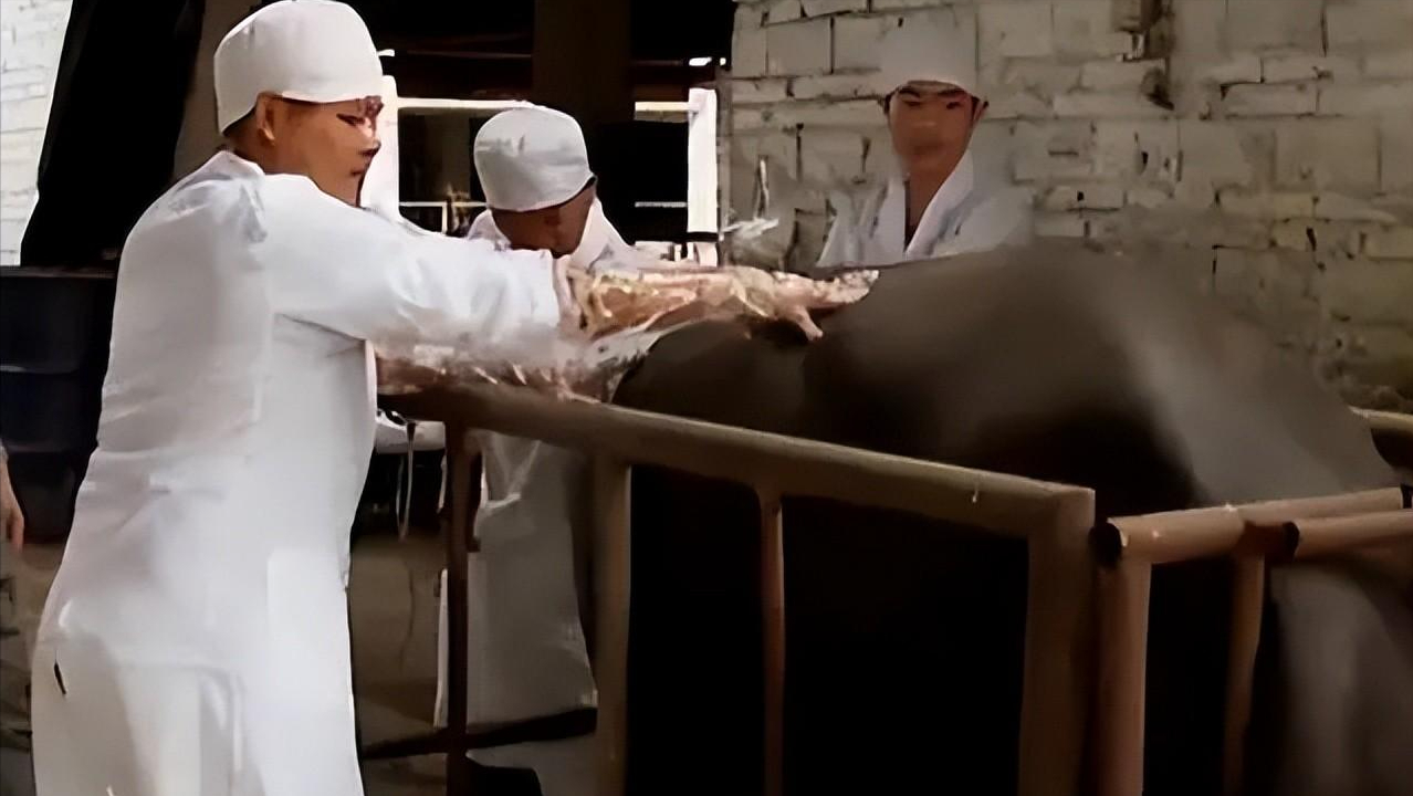 当他满怀欣喜的将酒糟倒进牛槽里后,眼下的一幕让他难以接受,原来没有