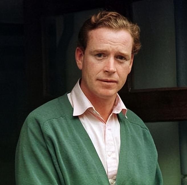 在皇家军事学院深造后,他便加入了皇家骑兵卫队,开启了自己的军旅生涯