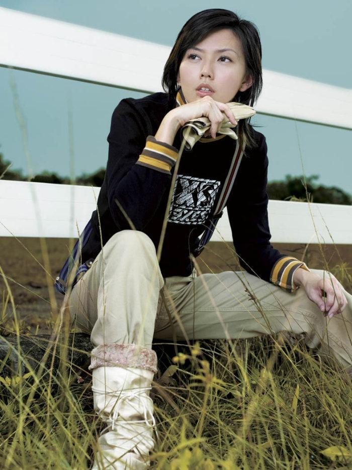 回顾歌手孙燕姿嫁普通丈夫婚后连生二胎一家四口其乐融融