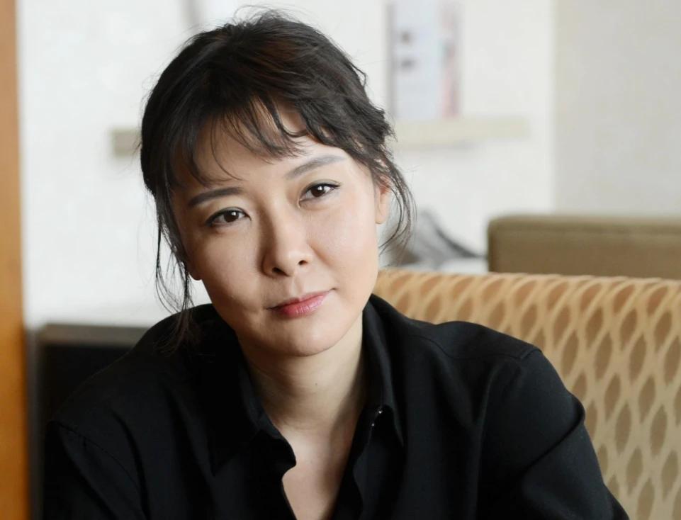 回顾柯蓝年少成名23岁年薪百万感情生活从不间断今依然单身