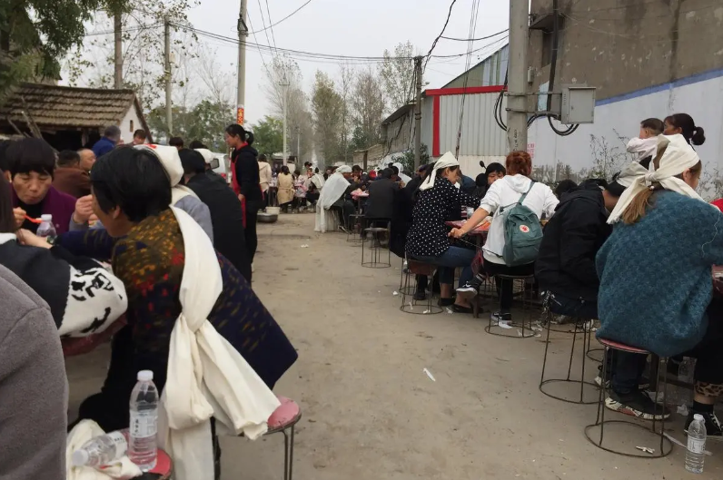 11年湖南一男子连续七天梦到亡母求救打开棺材后遗体却不见了