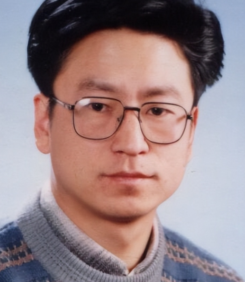 回顾央视主播白岩松与妻子相伴30年被病痛折磨如今成这样