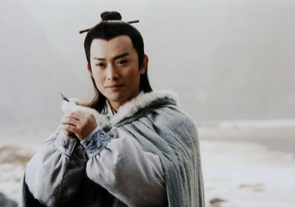 黄海冰一米八几的大高个,脸型也有棱有角,并且他长着一双连女生都羡慕