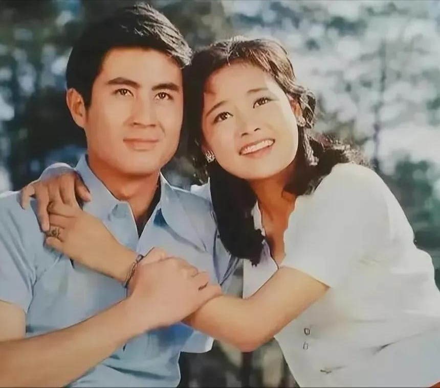 回顾张瑜:一生无儿无女,离婚多年看到前夫还是会心动