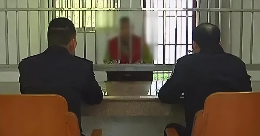 2016年一辆白色越野车经常在晚上出现警方调查后破获盗墓大案