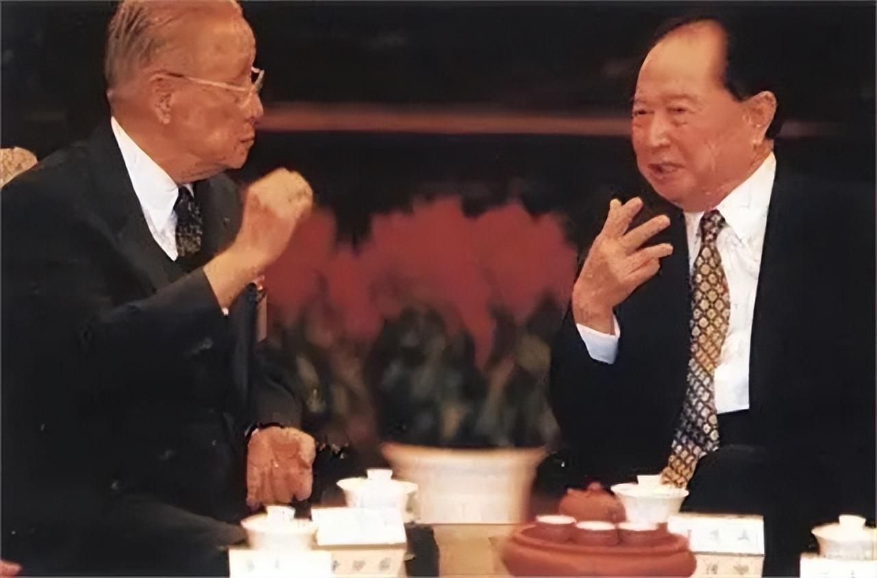 台湾方面海基会提议,在菜单上签上自己的名字,大家欣然同意,轮流一圈