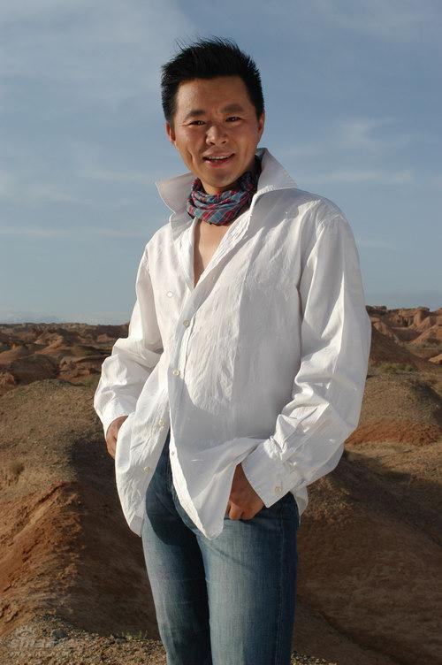 回顾歌唱家王宏伟60后娶80后才女妻子和妈妈情同母女