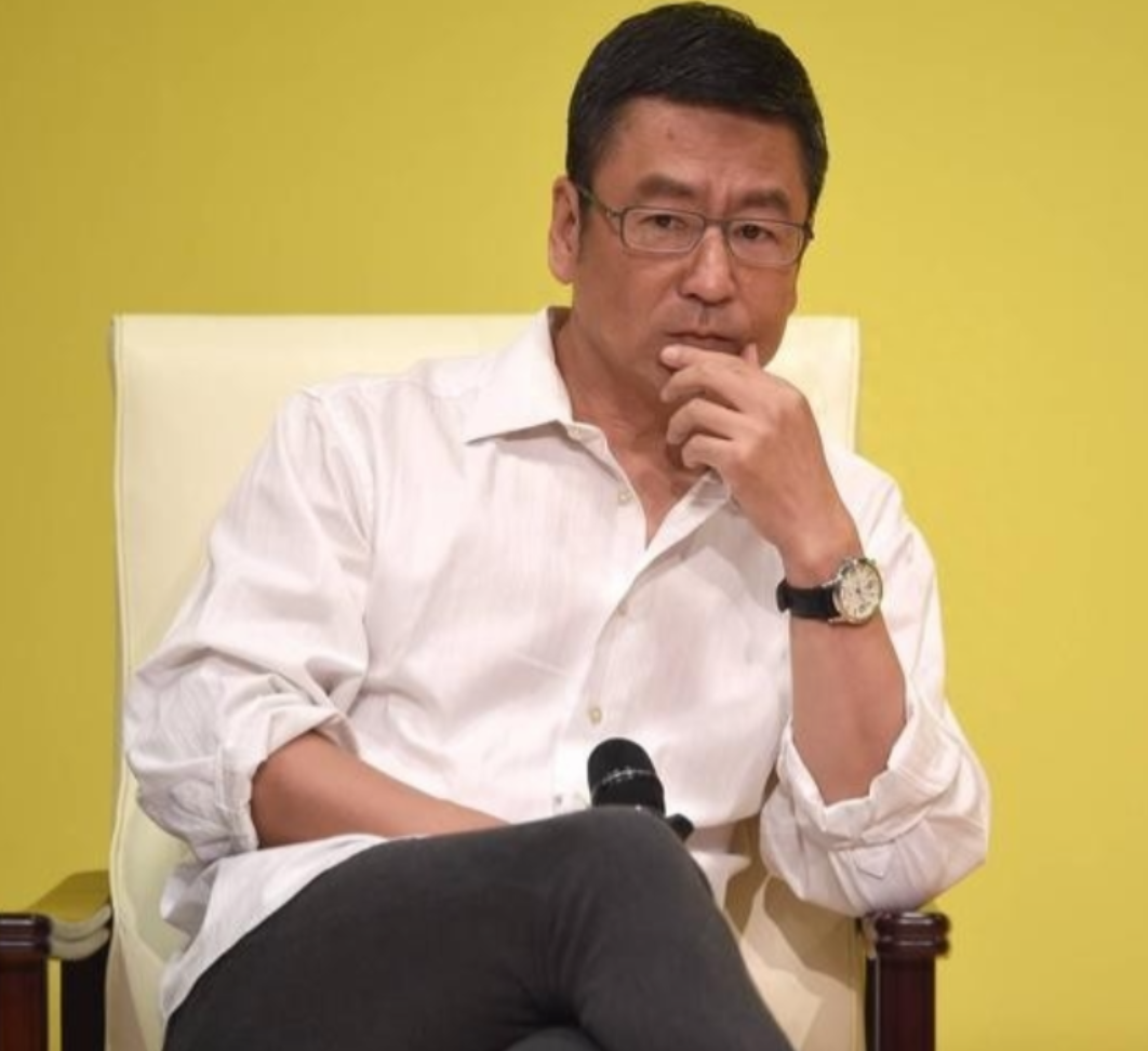 回顾央视主播白岩松与妻子相伴30年被病痛折磨如今成这样