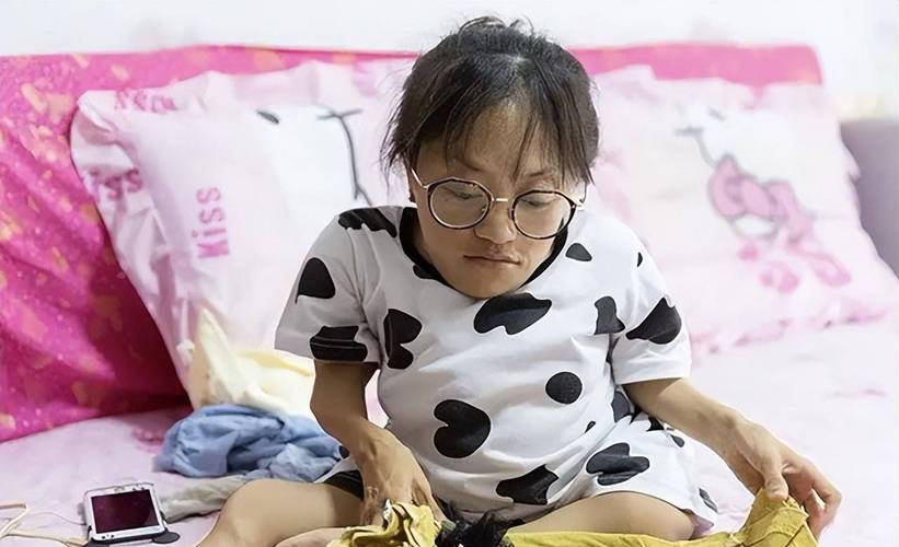 回顾江苏女孩身高不足1米,一碰就骨折,却嫁168帅哥,自己买车买房
