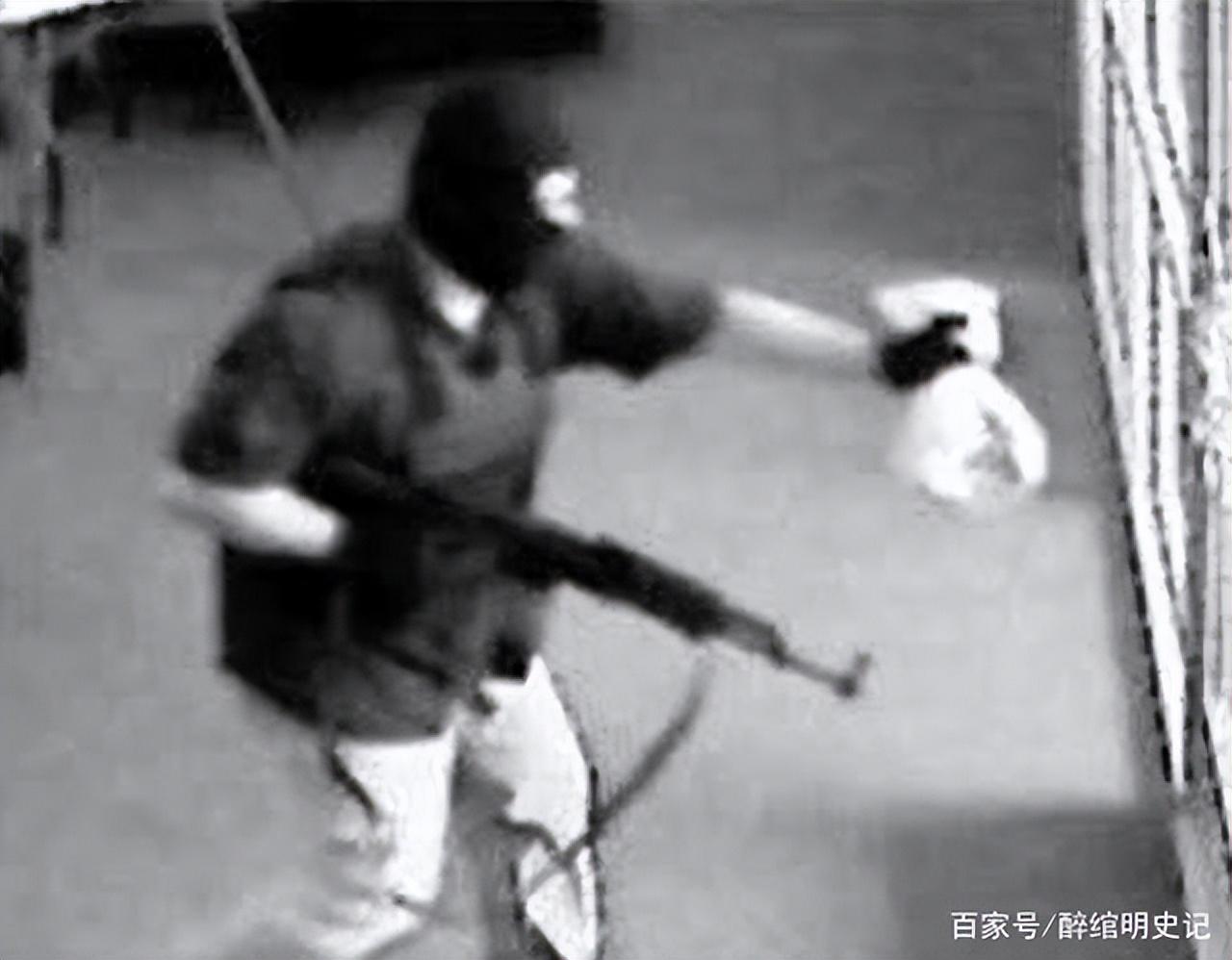 而此时的石二群早已看不出当年那个银行抢劫犯的样子.