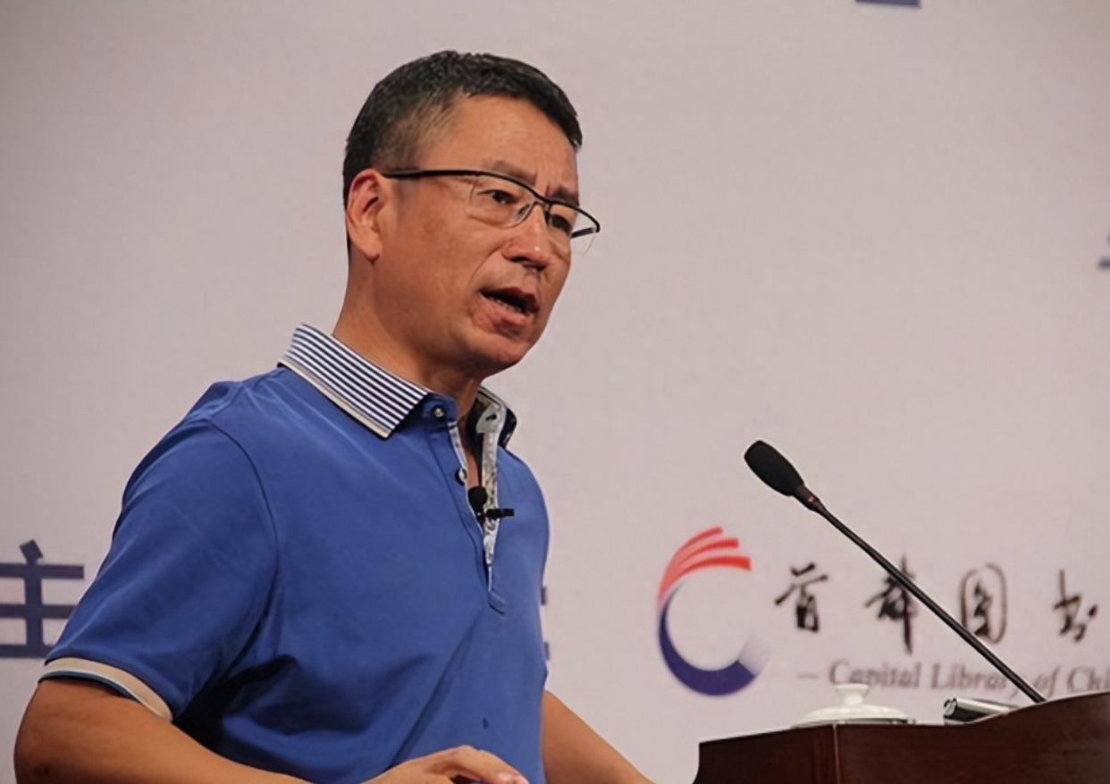 回顾央视主播白岩松与妻子相伴30年被病痛折磨如今成这样