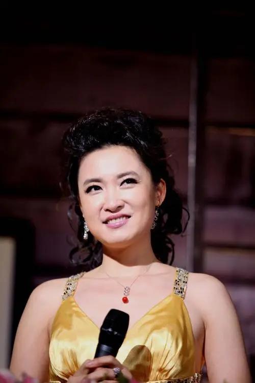 回顾央视主持人桑晨曾因身材高挑落选舞蹈学院如今成人生赢家