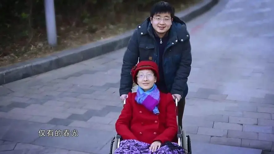 更有造谣者说他将小笼包过继给了他人