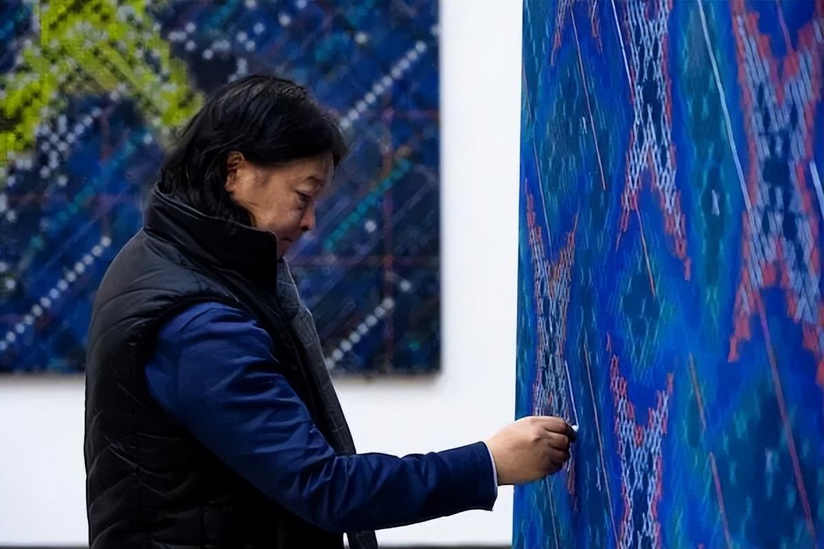 可丁乙却说自己其实一直在变,丁乙的画作看似简单,但却需要在固定的