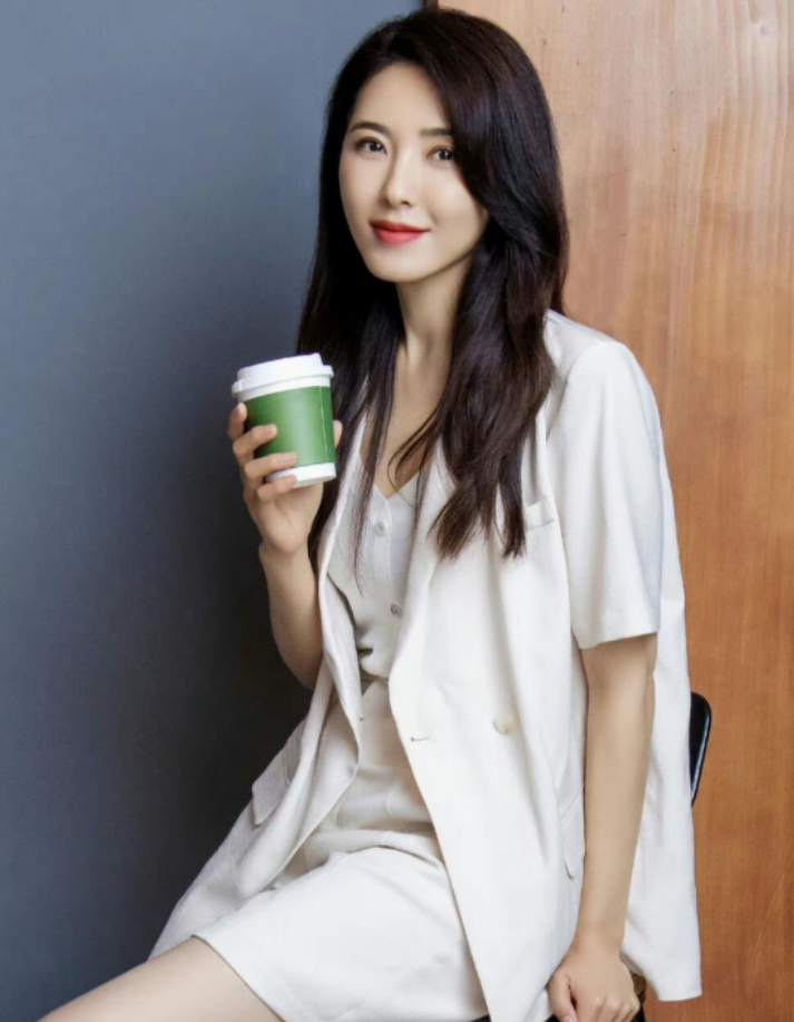 回顾曾黎父亲离世是她的遗憾家庭破碎的阴影让她至今单身