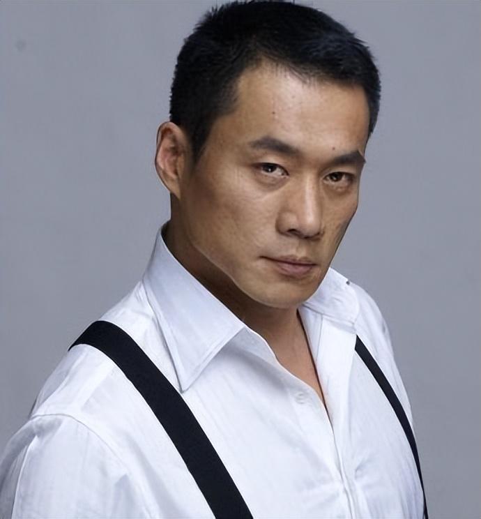 纪实53岁"武松"丁海峰:在美国树林砍柴烤肉,美国豪宅尽显气派