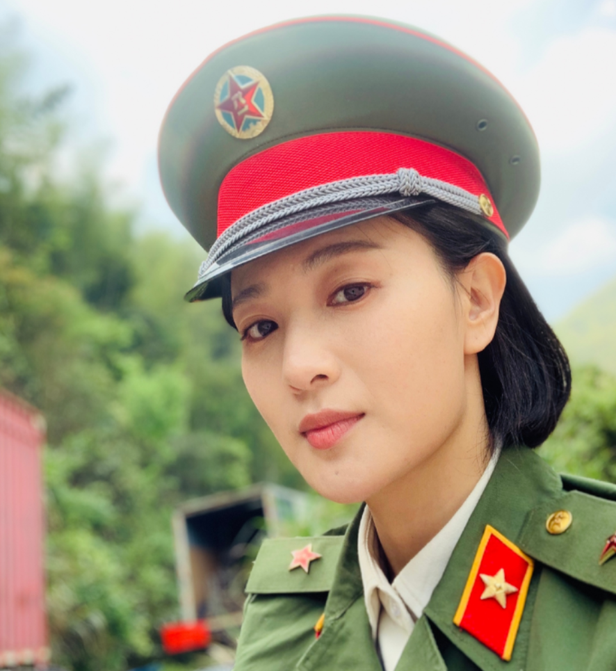 作为一位典型的东北姑娘,侯梦莎身高一米六九,活泼开朗.