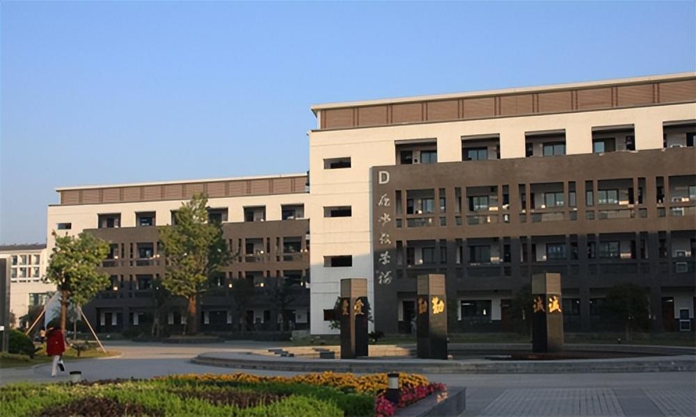 1977年,12岁的吴斌进入杭州七中读初中,在这里,吴斌一读就是6年.