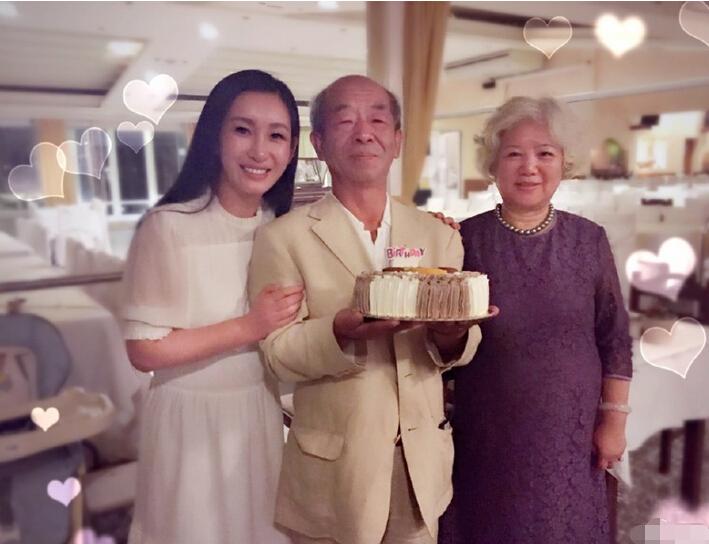 但秦海璐依然去开导婆婆,并坚定的说:妈,以后我就是您的亲女儿,我和新