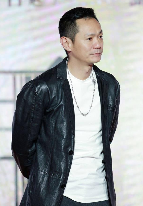 "果靖霖高中时爱上了表演,想要当一名演员,但是他的父亲却全力反对.