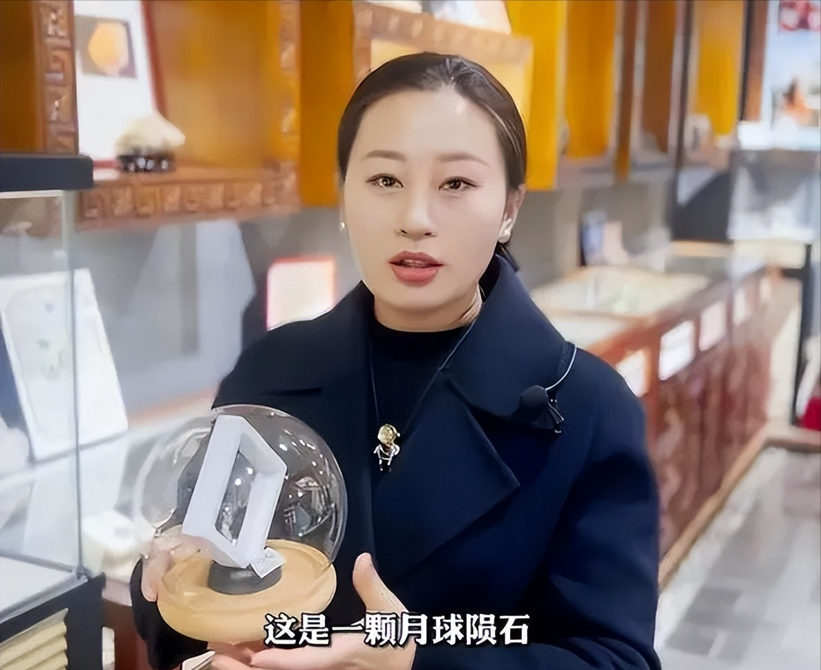 在猎陨的生涯中,曾有许多人想要购买杨可欣的陨石,甚至开出高价,但