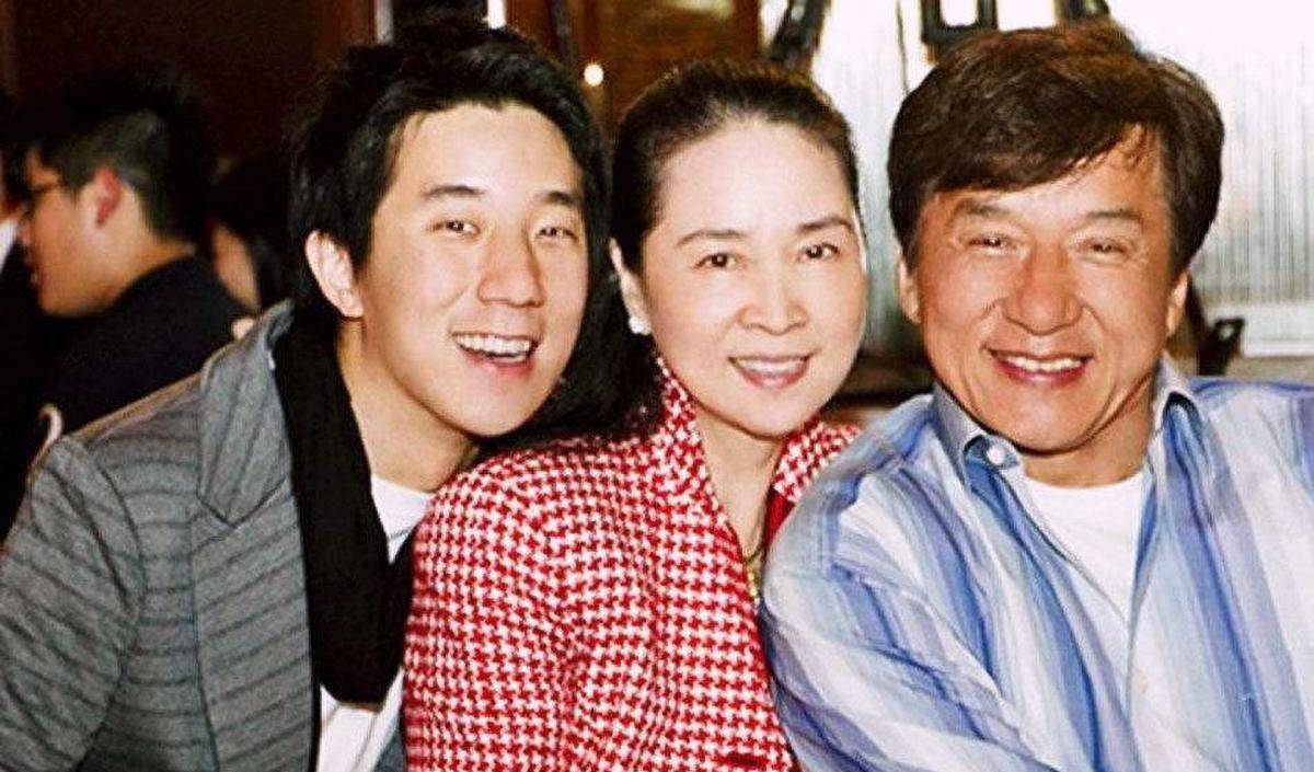 回顾吴卓林母亲是亚洲小姐父亲是巨星成龙我却成为了污点