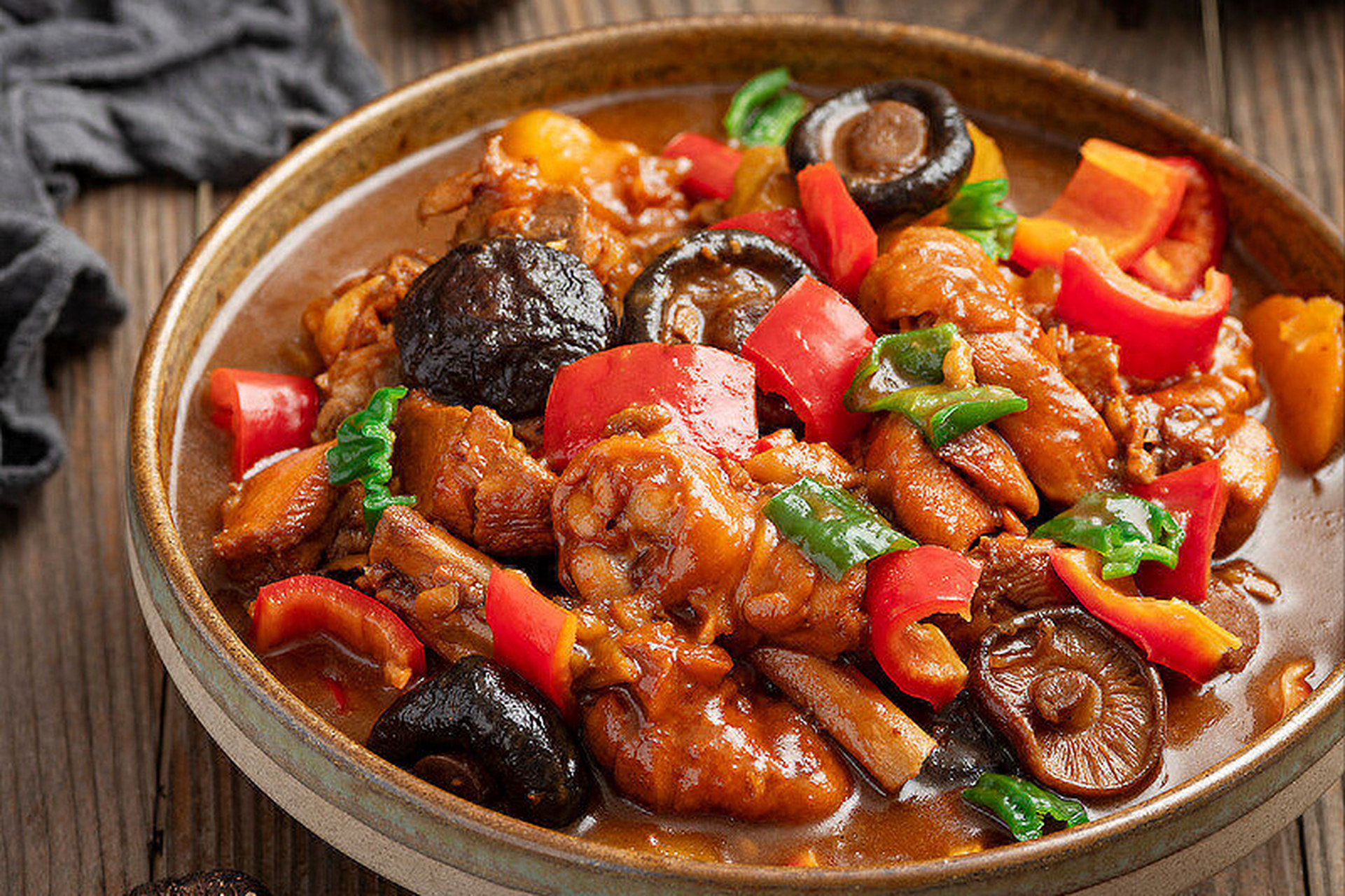 搭配土豆等食材更添美味色彩,注意加盐量和避免粘锅