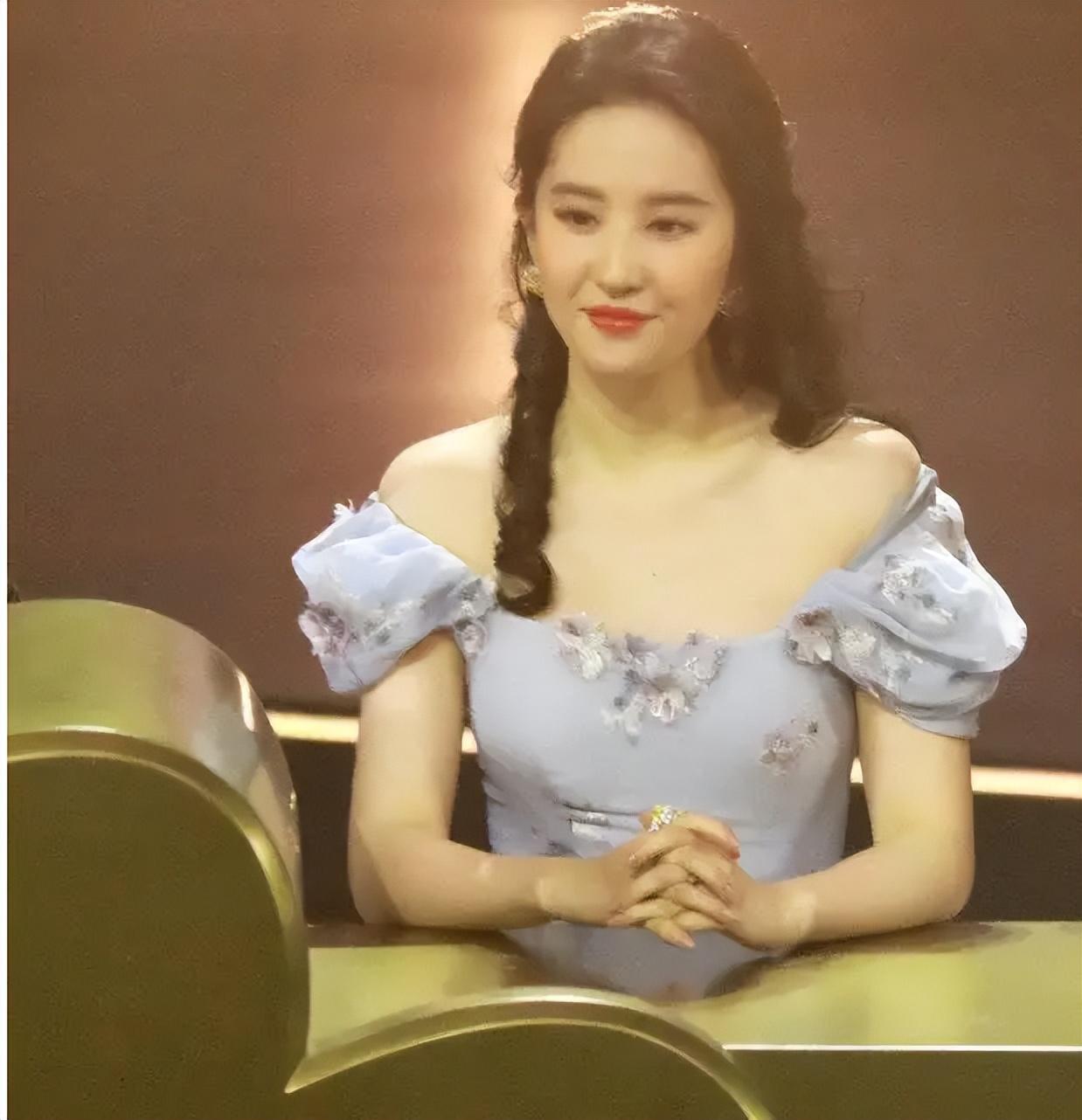 回顾刘亦菲戴千万珠宝出席活动生图曝光被网友吐槽确实是胖了