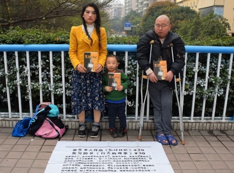 回顾湖北小伙患病乞讨凑钱90后女孩倒追婚后拼三胎